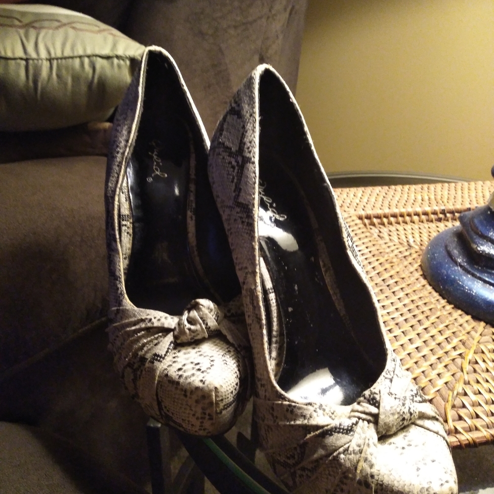 Shoes - Picture 2 of 8